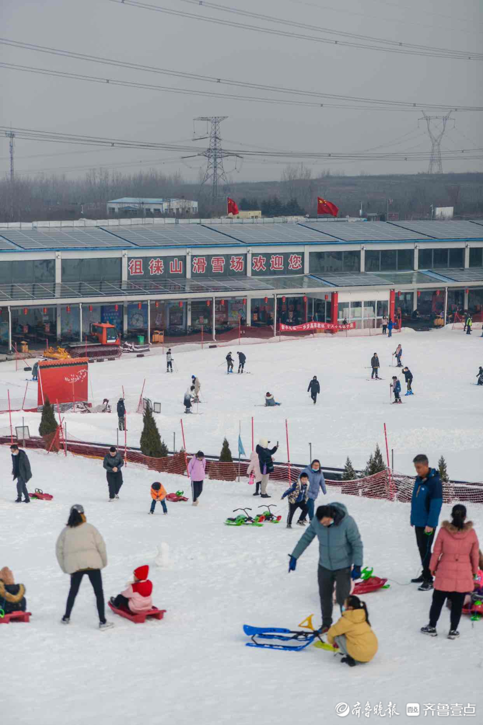 情报站|冬奥临近，冰雪运动升温！泰安一滑雪场热闹非凡