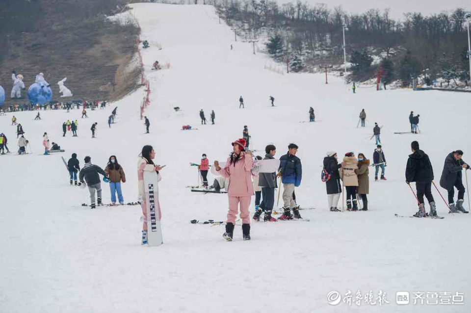 情报站|冬奥临近，冰雪运动升温！泰安一滑雪场热闹非凡