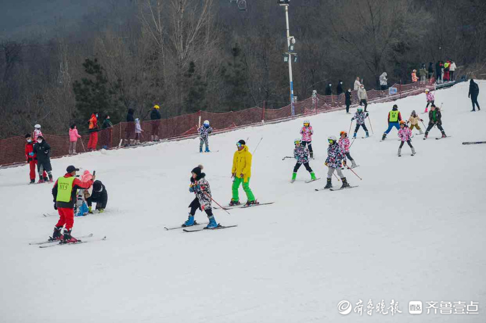 情报站|冬奥临近，冰雪运动升温！泰安一滑雪场热闹非凡
