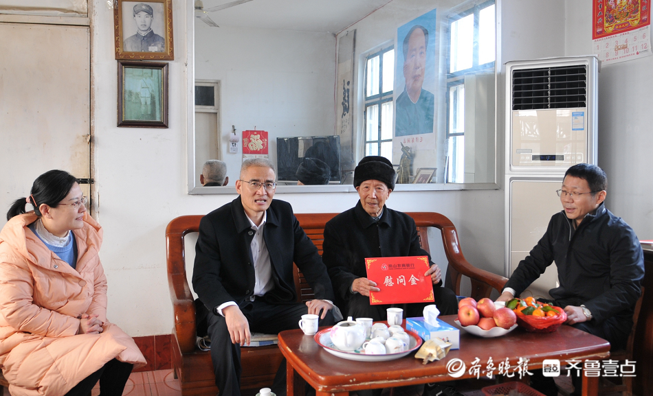 1月19日上午,省联社日照审计中心党委书记张立一行来到岚山区碑廓镇