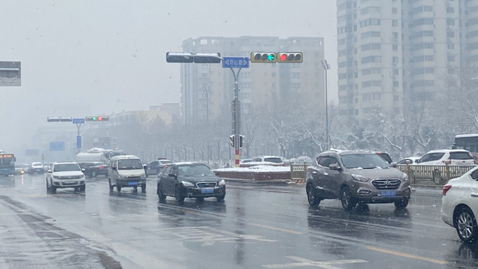 直播济南|周末遇大雪！直击济南经十路车流情况