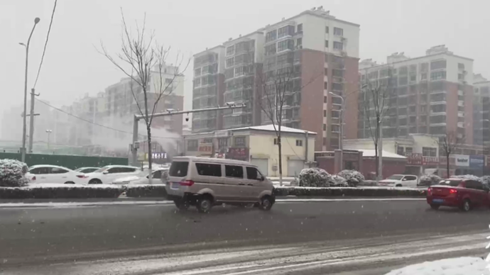 果然视频|济南凤凰北路机动车道暂无积雪，雪天请小心驾驶