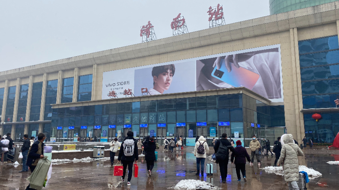 直播济南|春运赶上雨雪天！直击济南车站客流交通情况