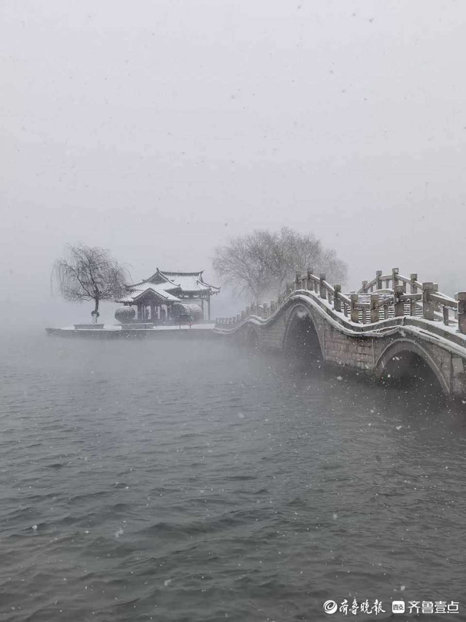 情报站|烟波浩渺宛如仙境！雪中的济南大明湖有多美？一起看看吧