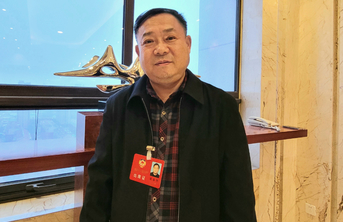 字号太小的药品说明书，引起了这位省政协委员的注意