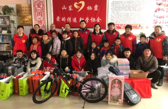 穿新衣领文具盲盒！栖霞市20名孩子收到“新年心愿 ”礼物