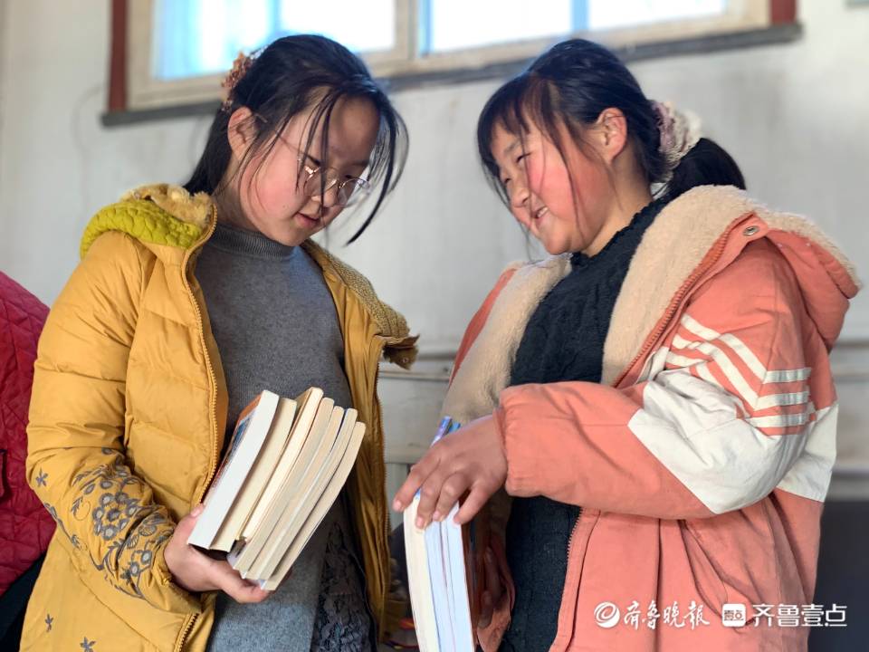 收到“加单”的新年心愿礼物，爱阅读的小姐妹俩眼睛都亮了！