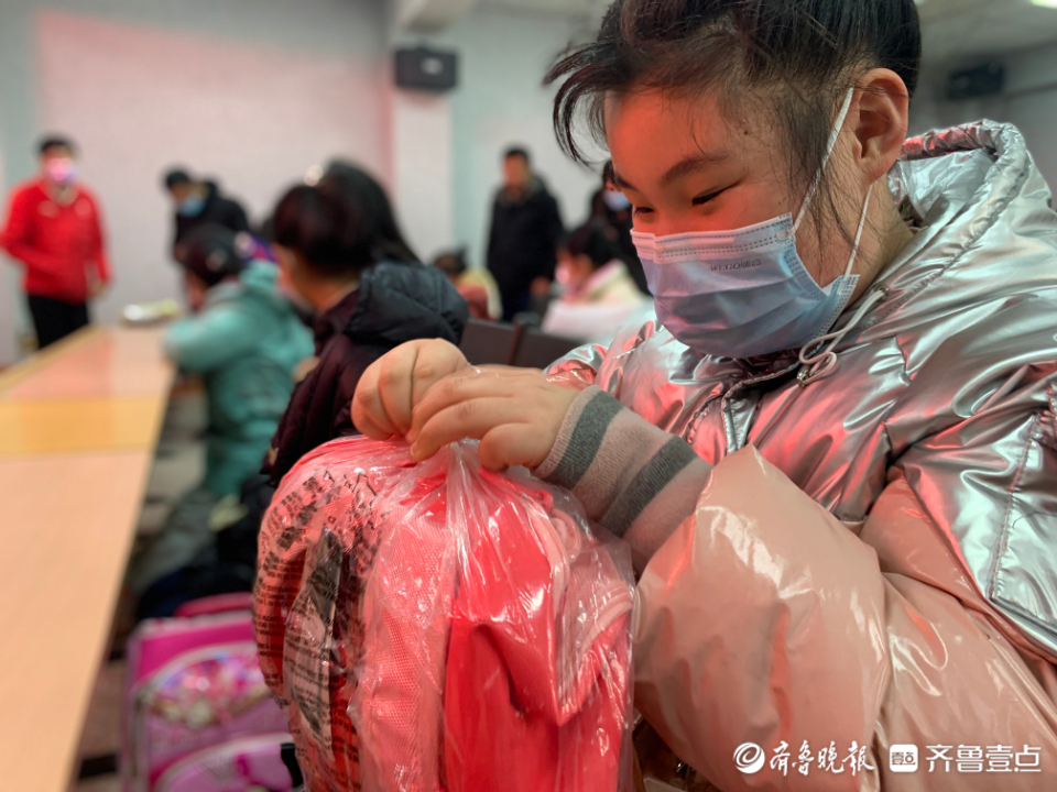 衣物书籍还有免费辅导，栖霞62个孩子“新年心愿”礼物送到