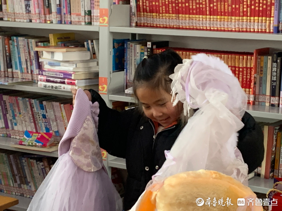 “新年心愿”礼物新裙子收到了，栖霞小女孩直呼“太好看”