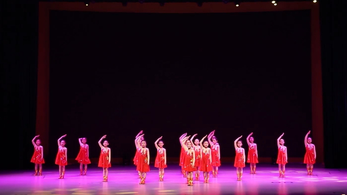 2022如虎添壹•端上春晚|《阳光下成长》看欣欣向荣的学子们