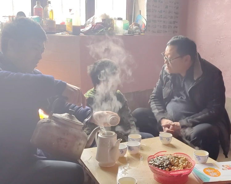 家人闲坐，灯火可亲，这是春节团聚的理想状态。而在山东乡村学校，校长们正利用宝贵的寒假时间，走到孩子家里，走进孩子心里。齐鲁晚报·齐鲁壹点《青年说》栏目推出“乡村校长的寒假日记”，聚焦家访的见闻与心得。