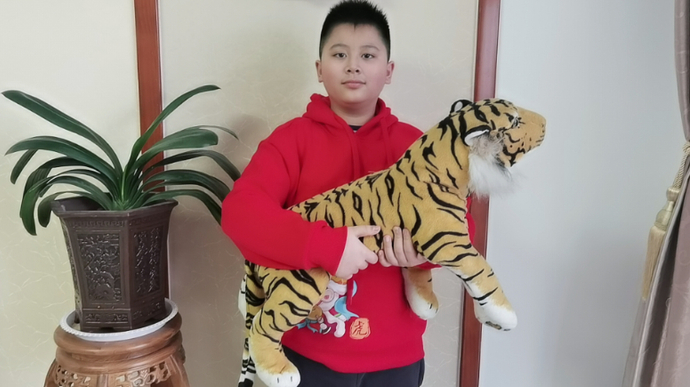 果然视频|闹春虎：爱唱歌的“虎娃”，会亲手为家人准备礼物