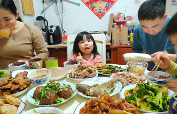 边做饭边直播！瞧瞧山东各地情报员家的年夜饭，年味嘚儿就上来了
