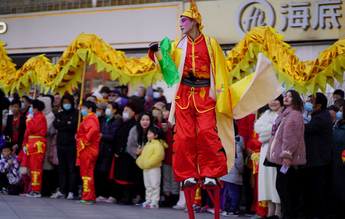 壹粉过大年|木棍上的精彩！高跷表演现身济南街头，引市民叫好