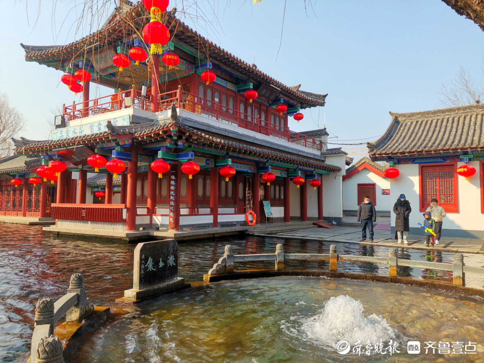 壹粉过大年|赏泉赏景啦！济南百脉泉公园泉水撒欢喷涌，煞是喜人