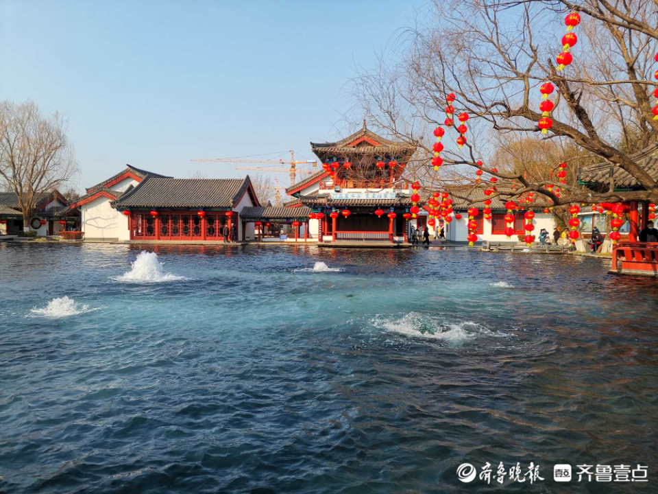 壹粉过大年|赏泉赏景啦！济南百脉泉公园泉水撒欢喷涌，煞是喜人