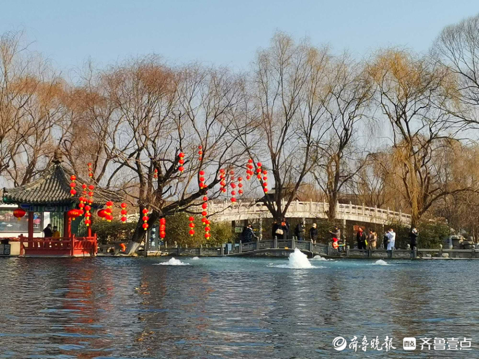 壹粉过大年|赏泉赏景啦！济南百脉泉公园泉水撒欢喷涌，煞是喜人