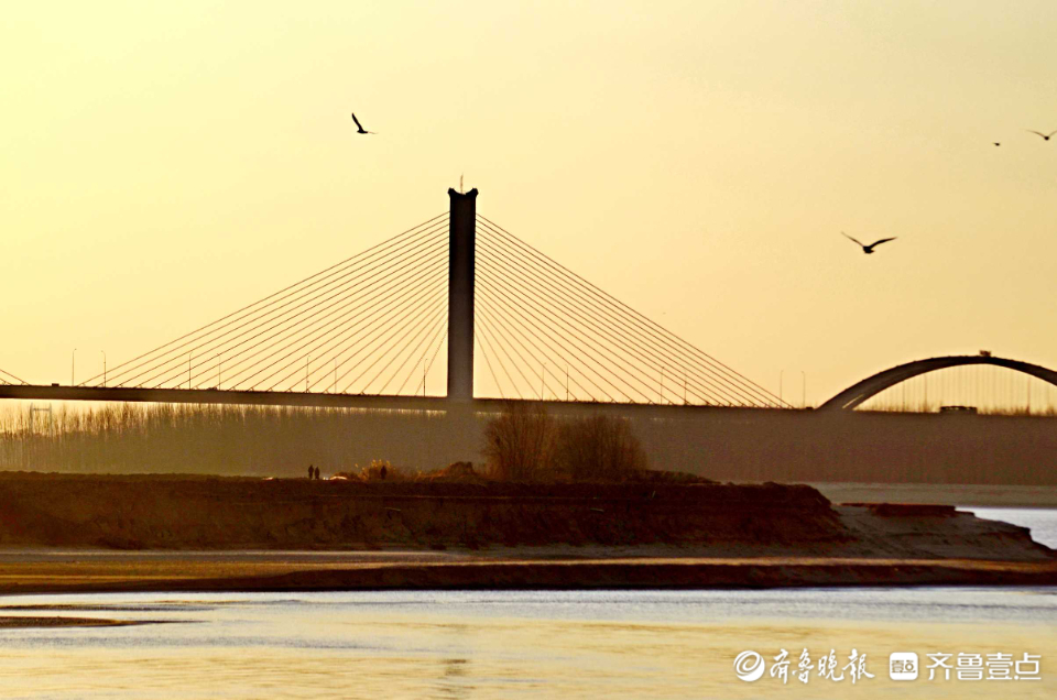壹粉过大年|水天一色，夕阳余晖！早春夕阳下黄河落日美如画