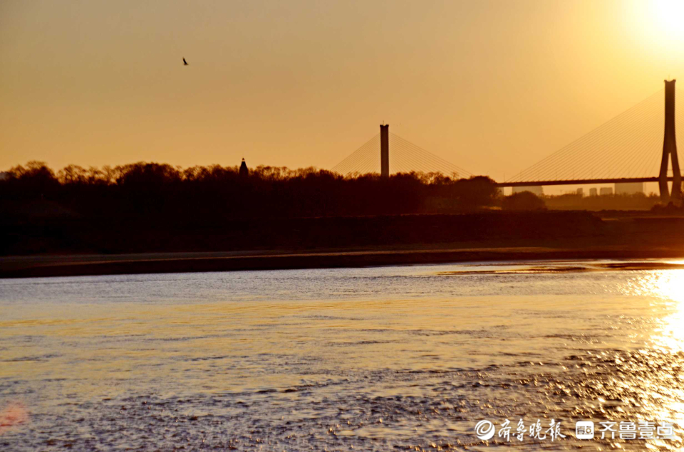 壹粉过大年|水天一色，夕阳余晖！早春夕阳下黄河落日美如画