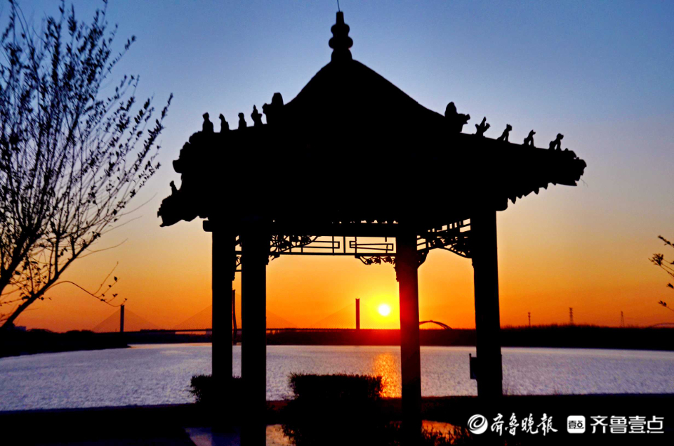 壹粉过大年|水天一色，夕阳余晖！早春夕阳下黄河落日美如画