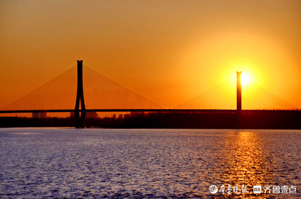 壹粉过大年|水天一色，夕阳余晖！早春夕阳下黄河落日美如画