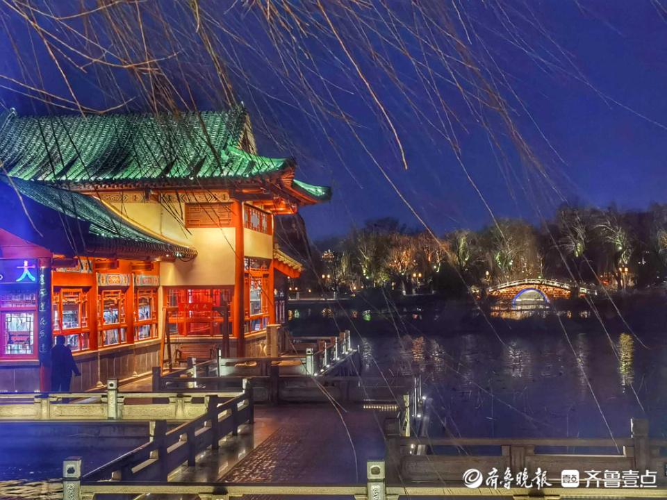 壹粉过大年|这里夜景美极了！漫步济南大明湖赏景游玩，好不惬意