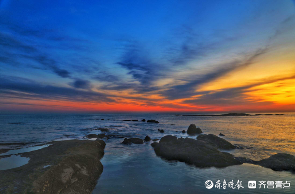 壹粉过大年|流金溢彩！日照灯塔海滨彩霞漫天，初六开启幸福返程