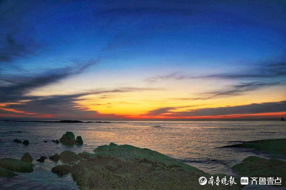 壹粉过大年|流金溢彩！日照灯塔海滨彩霞漫天，初六开启幸福返程