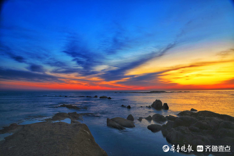 壹粉过大年|流金溢彩！日照灯塔海滨彩霞漫天，初六开启幸福返程