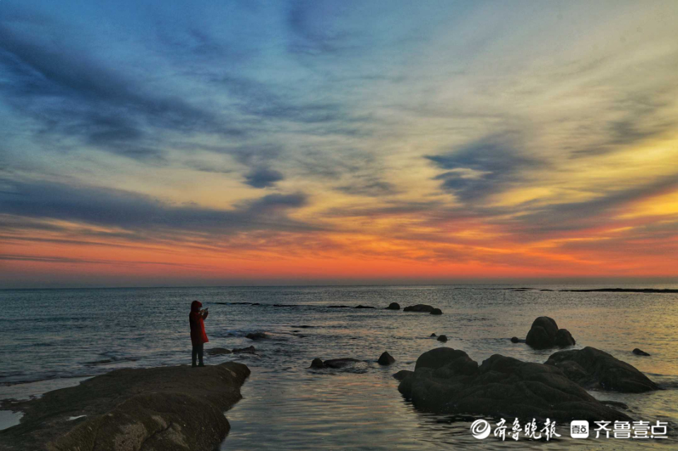 壹粉过大年|流金溢彩！日照灯塔海滨彩霞漫天，初六开启幸福返程