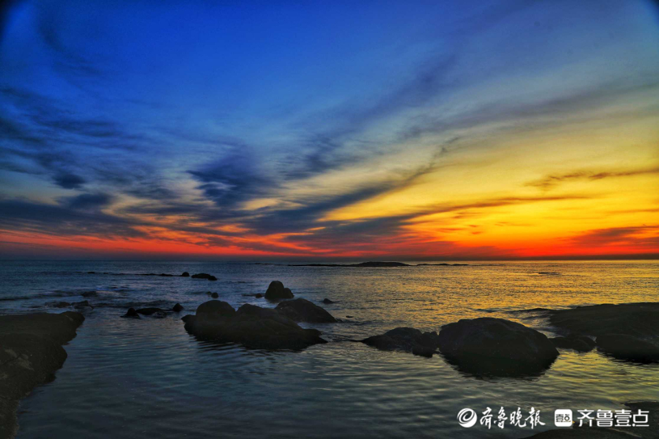 壹粉过大年|流金溢彩！日照灯塔海滨彩霞漫天，初六开启幸福返程