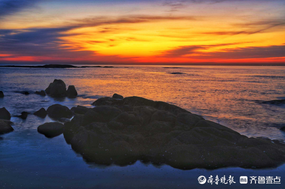 壹粉过大年|流金溢彩！日照灯塔海滨彩霞漫天，初六开启幸福返程