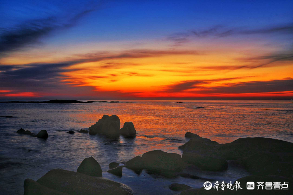 壹粉过大年|流金溢彩！日照灯塔海滨彩霞漫天，初六开启幸福返程