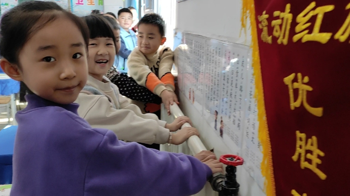 果然视频|烫手！开学首日潍坊市实验小学南校区告别空调取暖