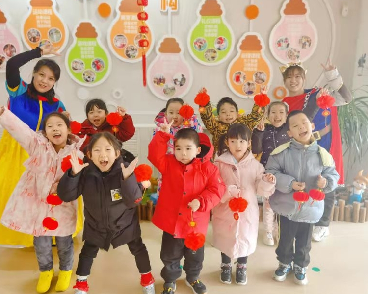 2月16日，潍坊市迎来中小学生开学，各学校各出奇招，举办花样繁多的开学礼，有“新”更有“心”。