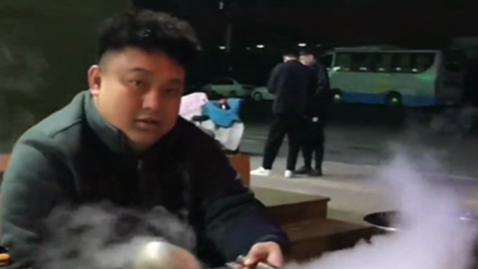 男子身残志坚摆摊养家，致敬每一位为了生活而努力拼搏的人