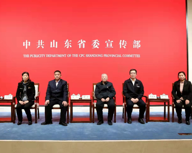 2月23日，山东部分全国和全省道德模范代表与记者见面交流，讲述他们助人为乐、见义勇为、诚实守信、敬业奉献、孝老爱亲的感人事迹以及背后的故事。