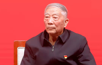 山东82岁老党员义务宣讲20年，半夜来灵感拿个马扎坐卫生间写