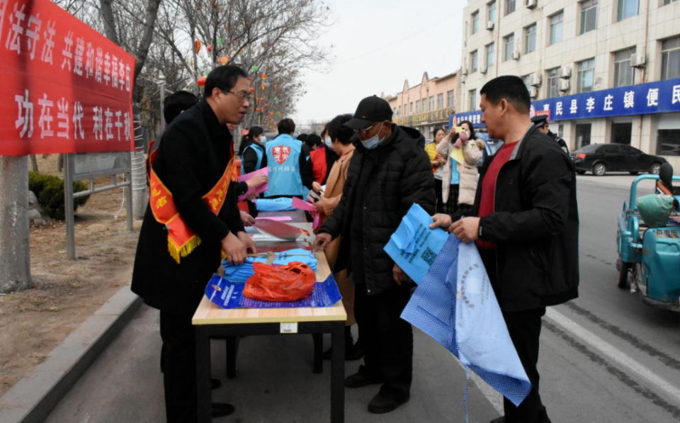 惠民縣李莊鎮大集普法接地氣法治福袋潤民心