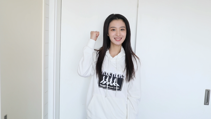 演员王楚然为代表中国首次出战冬残奥会的中国冰球队运动员加油！