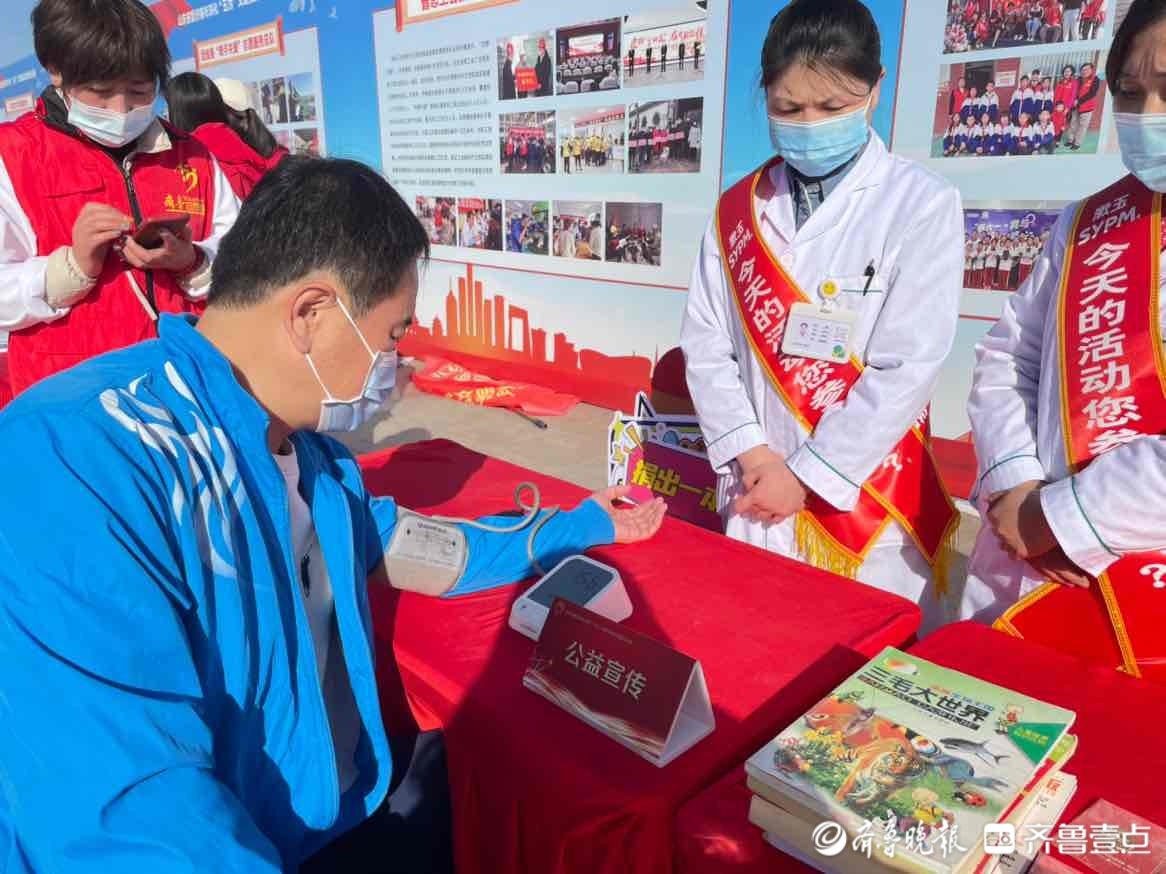 泉城广场学雷锋、送义诊，齐鲁志愿者们的服务真暖心