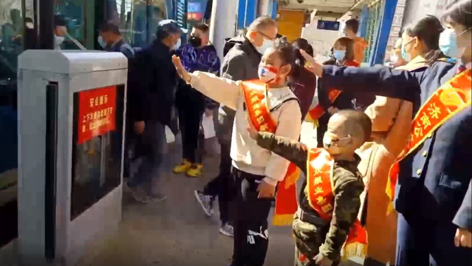 果然视频｜小志愿者学雷锋，走进BRT站台，争当文明乘车站务员
