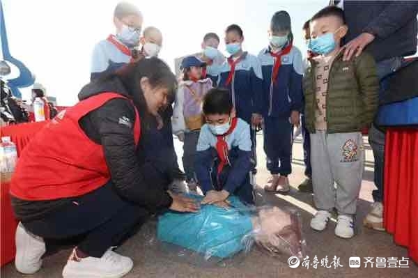 现场教学，山东省社会应急救援青年志愿服务队科普应急知识