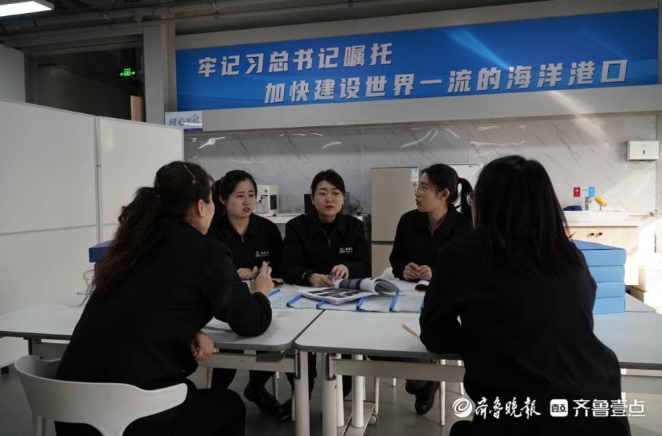 春风如你|山东港口日照港全自动化集装箱码头上的“娘子军”