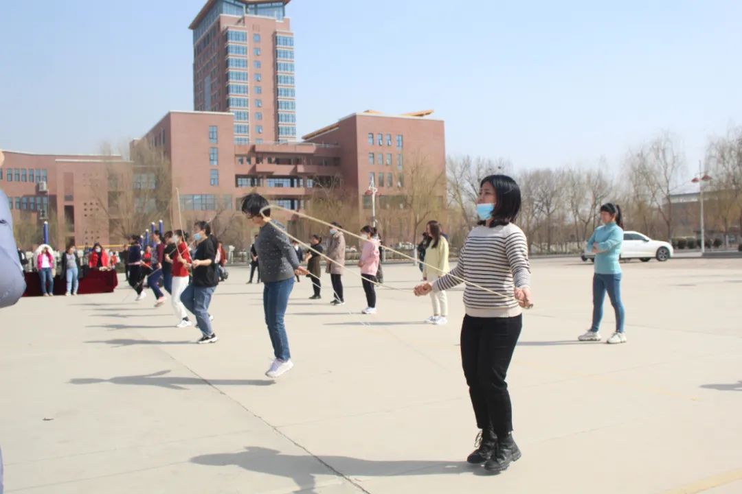 山东力明科技职业学院举办庆“三八”趣味运动会