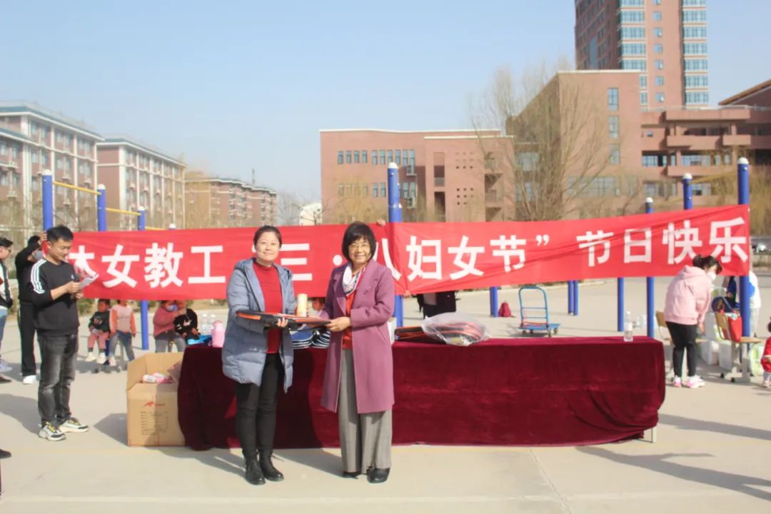 山东力明科技职业学院举办庆“三八”趣味运动会