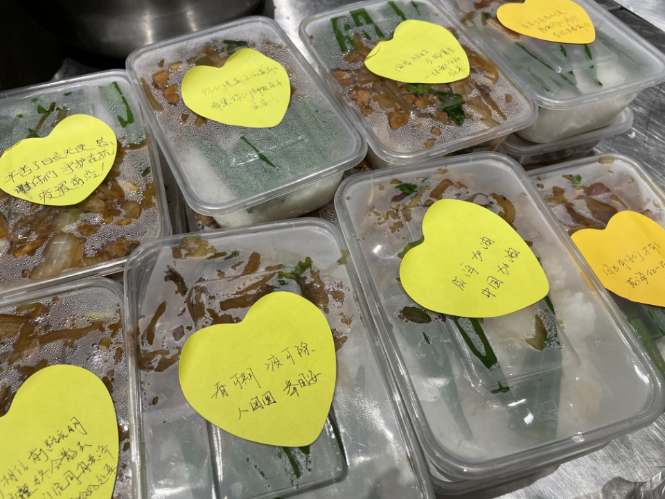 疫情下的暖心故事丨一份爱心餐，为威海温暖加点料