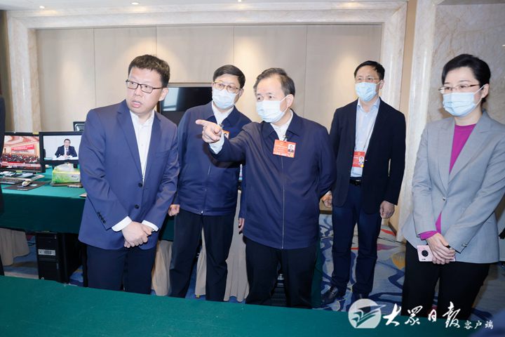 李干杰看望参加全国两会报道新闻工作者