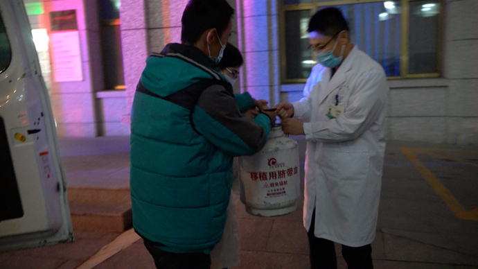 果然视频丨疫情下爱的传递！威海多部门接力，护送救命脐带血抵威