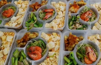 每天1.2万份盒饭送餐到岗，他们保障疫情一线人员能吃上热乎饭